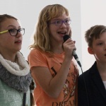 FRANCOPHONIE,Film, enfants, chants, karaoké, La reine des neiges, filles, grand écran