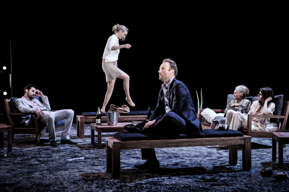 « Bella Figura » – Yasmina Reza au théâtre dramatique estonien