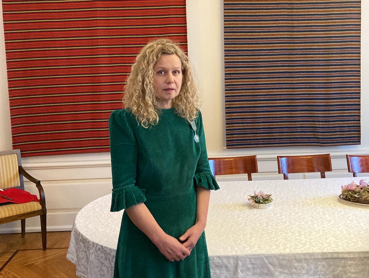 Remise de l’insigne de Chevalier des Arts et des Lettres à Mme Heli Allik