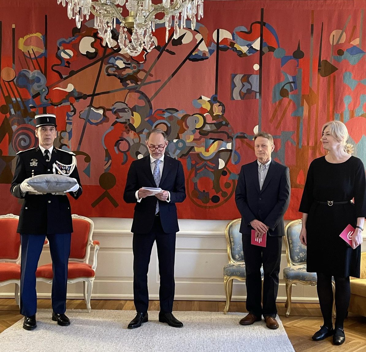 Remise des insignes de Chevalier de l&rsquo;Ordre des Palmes académiques à Ülo Siirak et Kaia Sisask